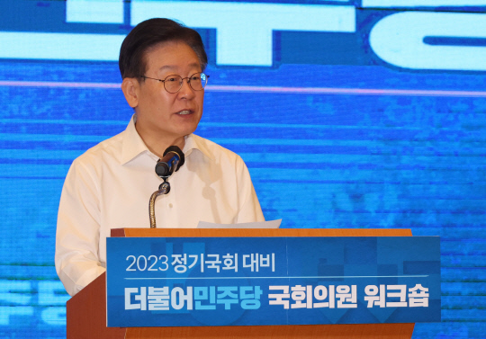 29일 강원도 원주 오크밸리에서 열린 더불어민주당 국회의원 워크숍. 이재명 대표가 발언하고 있다. 연합뉴스.